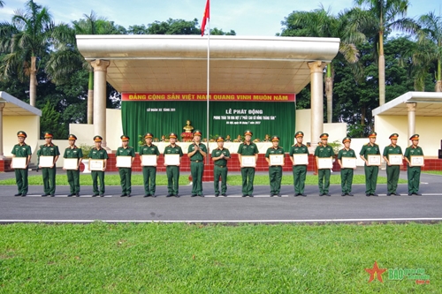 Lữ đoàn Xe tăng 201 phất cao cờ hồng Tháng Tám